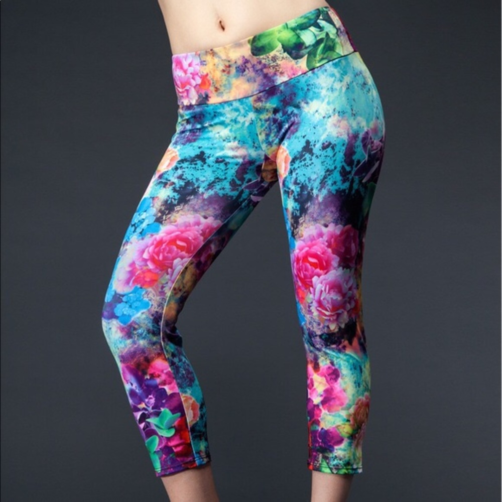 Onzie Hawaiian print crops size small/medium